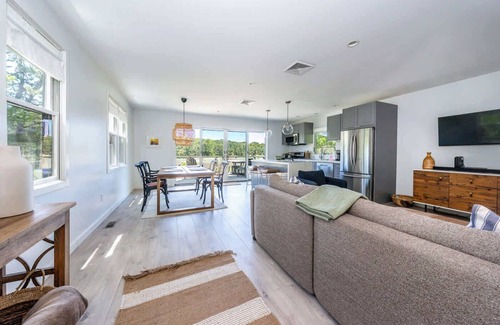 Pleasant Point House | Newly Renovated Waterfront Cottage