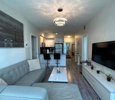 Downtown Toronto Apartment | Newly updated 3BR, 2Bath in Downtown Toronto beside Union Station & Scotia Bank Arena!