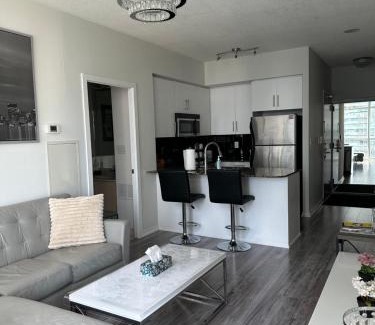 Downtown Toronto Apartment | Newly updated 3BR, 2Bath in Downtown Toronto beside Union Station & Scotia Bank Arena!