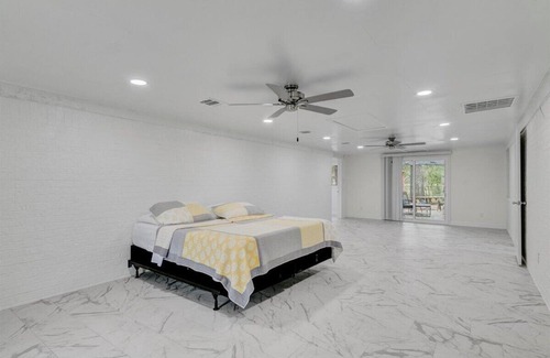 Voth House | Newly Updated 5-Bedroom Home in Vidor