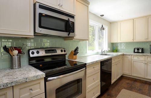 Brewster House | Newly Updated 5BR/2BA 2500Sqft Very Private Family Home, WiFi & Air Conditioned!