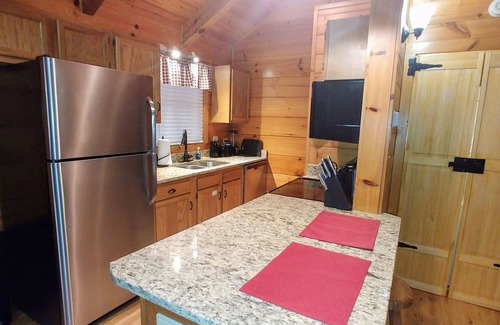 Gatlinburg - Pigeon Forge Cabin | Newly updated cabin, 10 min to pkwy in Pigeon Forge. Screen porch, hot tub,WiFi.