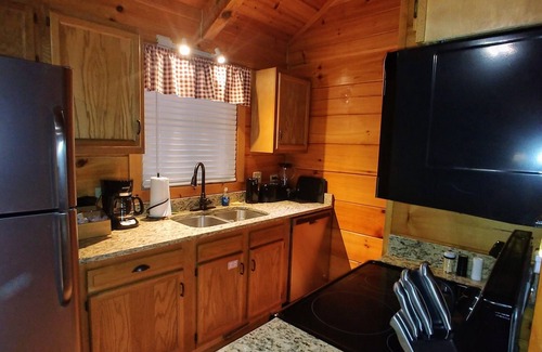 Gatlinburg - Pigeon Forge Cabin | Newly updated cabin, 10 min to pkwy in Pigeon Forge. Screen porch, hot tub,WiFi.