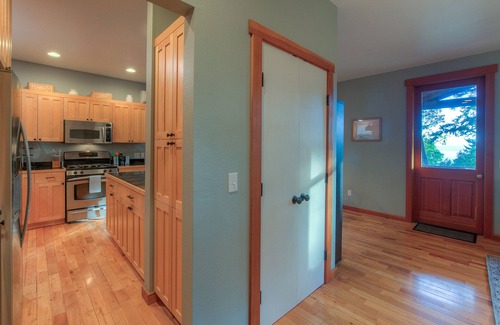 Eastsound Cabin | Newly Updated Cottage with Hot Tub, 2 fireplaces, fire pit
