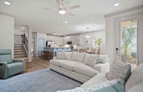 Villages of Crystal Beach House | Newly Updated | Golf Cart | Pool | 3 Kings