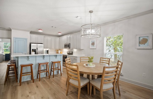 Villages of Crystal Beach House | Newly Updated | Golf Cart | Pool | 3 Kings
