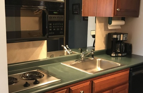 Hendersonville Apartment | Newly Updated Hendersonville Main Street Efficency 6th Floor Skyland Building