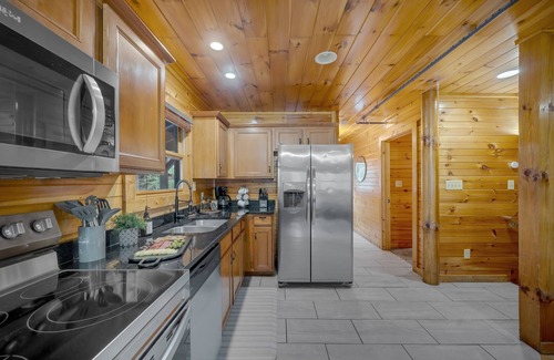 Hemlock Hills Cabin | Newly Updated + Host - Sleeps 18 - Close to DT