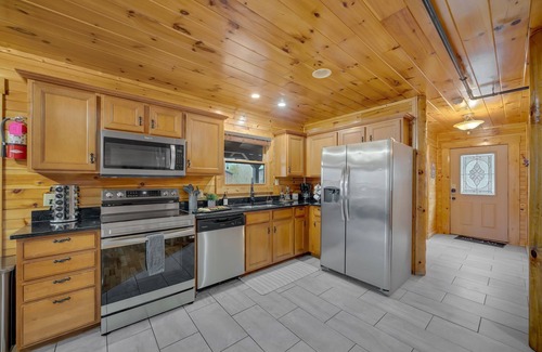 Hemlock Hills Cabin | Newly Updated + Host - Sleeps 18 - Close to DT