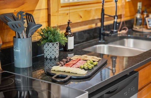 Hemlock Hills Cabin | Newly Updated + Host - Sleeps 18 - Close to DT