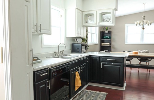 Cadillac House | NEWLY Updated house 3 min to Lake Cadillac & Mitchell, KING bed. Lots of parking