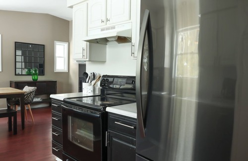 Cadillac House | NEWLY Updated house 3 min to Lake Cadillac & Mitchell, KING bed. Lots of parking