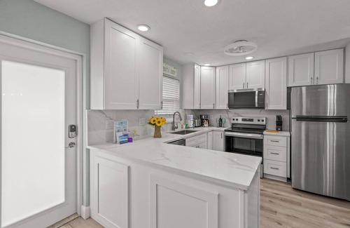 Siesta Key Condo | Newly Updated Jamaica Royale Condo: Private Beach Access, Pools, & Gulfside Fun Await!
