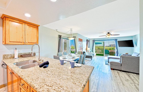 Balboa Peninsula House | Newport Beach condo with oceanfront patio in ideal location