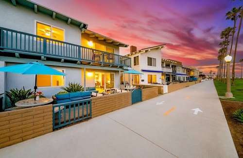 Balboa Peninsula House | Newport Beach condo with oceanfront patio in ideal location