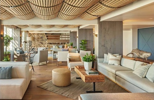 Goat Island Hotel | Newport Harbor Oasis: Exclusive Water Views with Premier Waterfront Dining