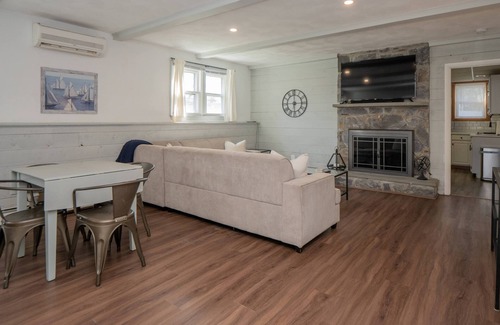 Newport East Apartment | Newport/Middletown Retreat! Walk To Beach!