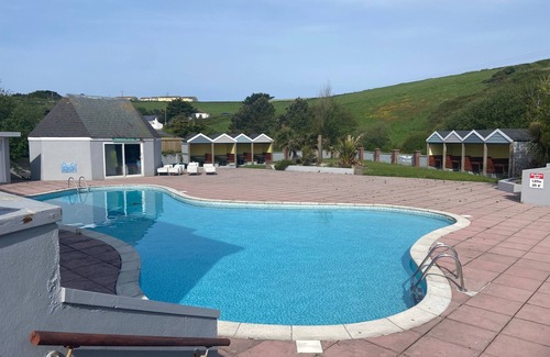 Newquay City Centre Ski Chalet | Newquay Bay - 3-Bed Caravan - Sleeps 6