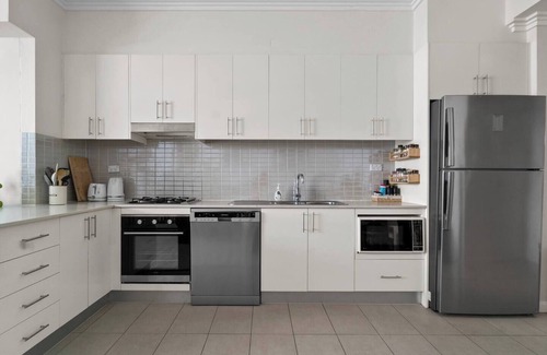 St Peters Apartment | Newtown Outlook Vibrant Parkside Retreat near CBD
