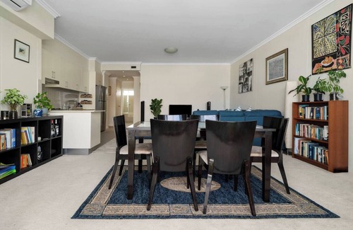 St Peters Apartment | Newtown Outlook Vibrant Parkside Retreat near CBD