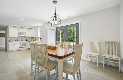 Batavia House | Next to lake, 30 minutes to downtown Cincinnati, fire pit, grill, foosball.
