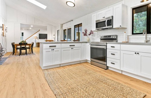 Marmot House | Next to Sandy River, *Pet Friendly*, Hot Tub, Huge Deck, BBQ, Shuffleboard, 20 Min to Mt. Hood