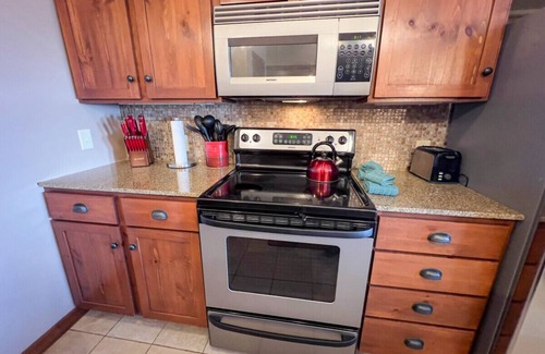 Snowshoe Apartment | Next to Slopes Underground Parking Hot Tubs Locker