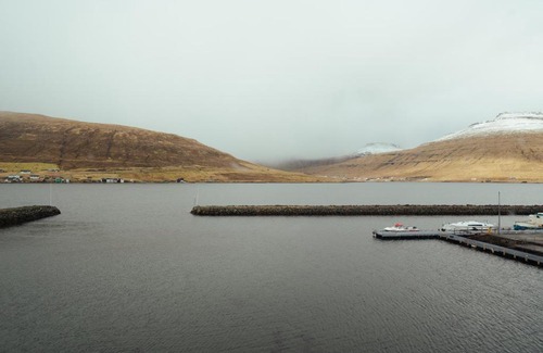 Streymoy House | Neystastova - Boathouse Stay with Fjord Views