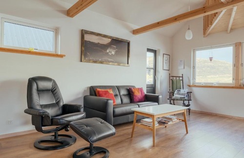 Streymoy House | Neystastova - Boathouse Stay with Fjord Views