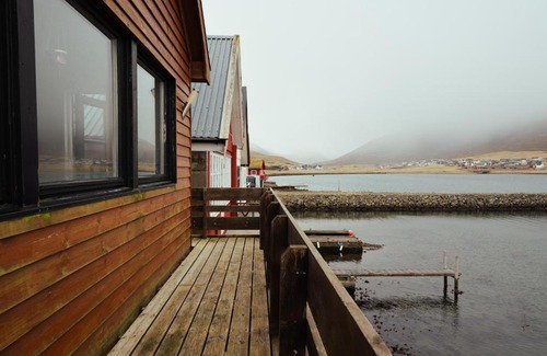 Streymoy House | Neystastova - Boathouse Stay with Fjord Views