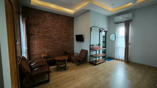 Mungkid House | Nez's Guesthouse Syariah
