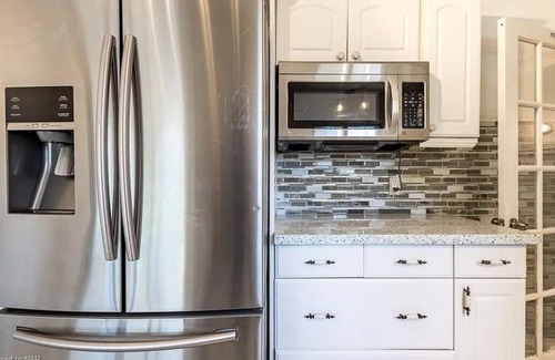 Niagara Falls House | Niagara 5 Bedroom Bungalow with Pool & Hot Tub