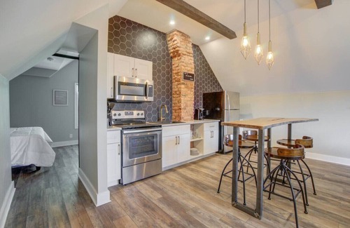 Downtown Niagara Falls Apartment | Niagara Falls Clean and Stylish Loft