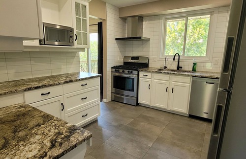 Chippawa Bed & Breakfast | Niagara falls Luxury Villa- Hottub, Pool, Water View, breakfast