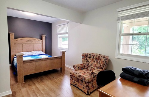 Chippawa Bed & Breakfast | Niagara falls Luxury Villa- Hottub, Pool, Water View, breakfast