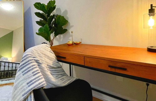 McQuesten West House | Niagara Family Suite Free Parking Central Location