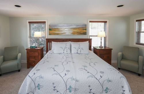 Historic Old Town Bed & Breakfast | Niagara-on-the-Lake Bernard Shaw Room!