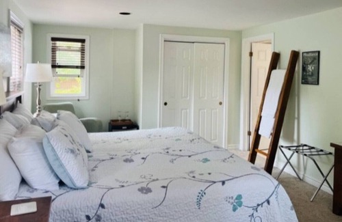 Historic Old Town Bed & Breakfast | Niagara-on-the-Lake Bernard Shaw Room!