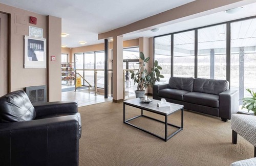Silvertown Hotel | Niagara River Hotel with Pool- 4 Bedrooms Group