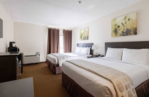 Silvertown Hotel | Niagara River Hotel with Pool- 4 Bedrooms Group