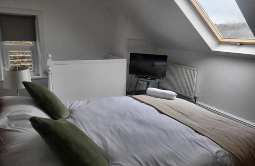 Huddersfield House | Nice 2 bedroom (3 beds) house in Huddersfield