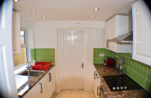 Higham Hill Apartment | Nice 3 Bedroom House - Walthamstow