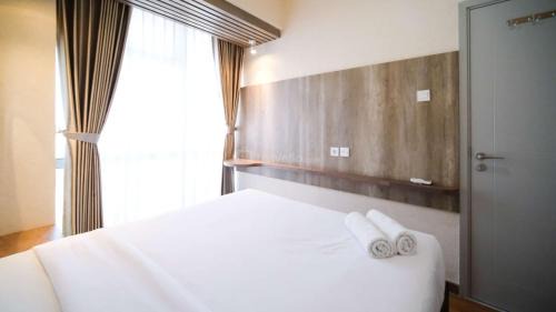 Suko Manunggal Apartment | Nice and Comfortable Living 1BR at Grand Sungkono Lagoon Apartment By Travelio