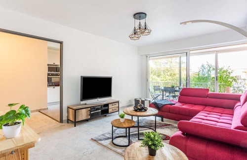 Saint-Laurent-du-Var Apartment | Nice apartment for 6 guests with WIFI, pool, A/C, TV, patio, pets allowed and parking