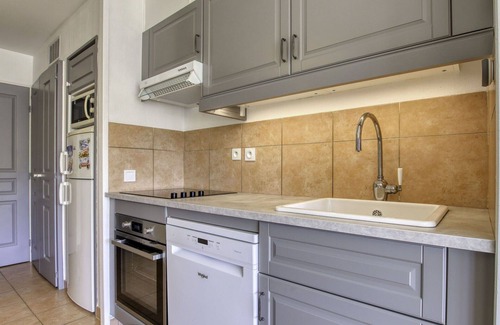 Six-Fours-les-Plages Apartment | Nice apartment for 6 people with WIFI, pool, A/C, TV, terrace and pets allowed