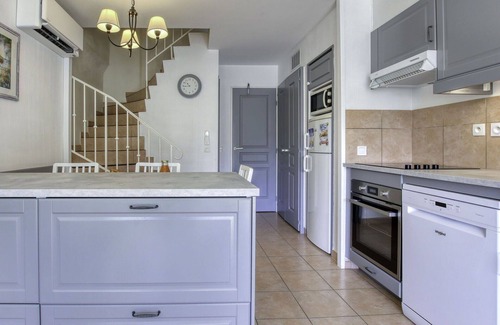 Six-Fours-les-Plages Apartment | Nice apartment for 6 people with WIFI, pool, A/C, TV, terrace and pets allowed