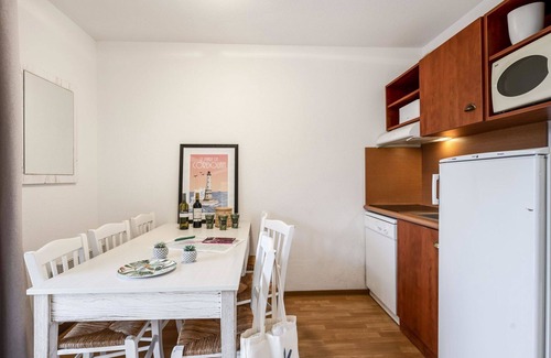 Le Verdon-sur-Mer Apartment | Nice apartment for 8 guests with pool, WIFI, TV, terrace, pets allowed and parking