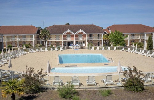 Le Verdon-sur-Mer Apartment | Nice apartment for 8 guests with pool, WIFI, TV, terrace, pets allowed and parking