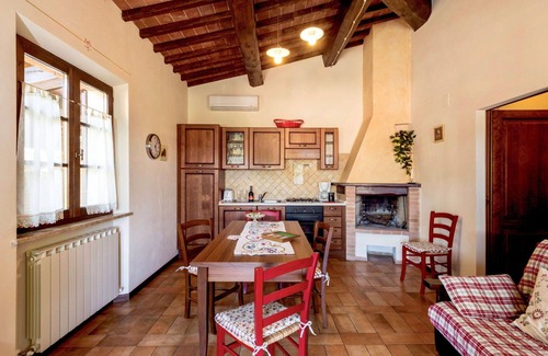Popoltaio-Schiacciato Villa | Nice apartment in villa for 6 guests with A/C, WIFI, pool, TV and terrace