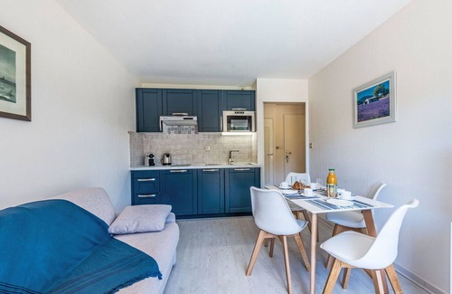 Cote d'Azur- French Riviera Apartment | Nice apartment for 4 guests with WIFI, A/C, pool, TV, balcony and parking